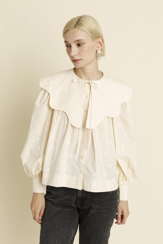 AUREUM Women's Top IVORY / XS Scallop Collar Blouse || David's Clothing AT1825