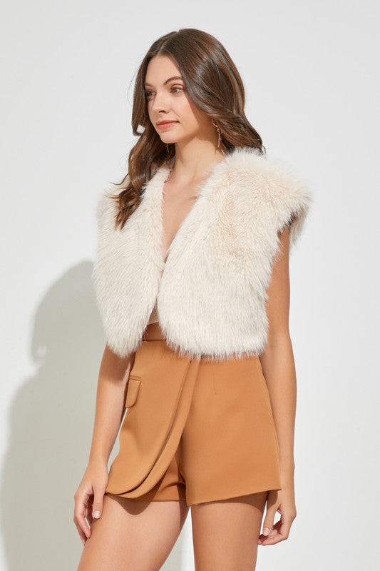 DO+BE Women's Outerwear ECRU / S Faux Fur Vest || David's Clothing Y23485