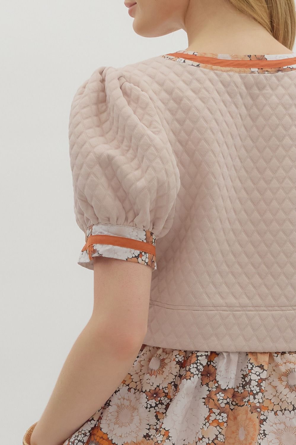 ENTRO INC Women's Top Floral Contrast Accent Textured Short Puff Sleeve Top