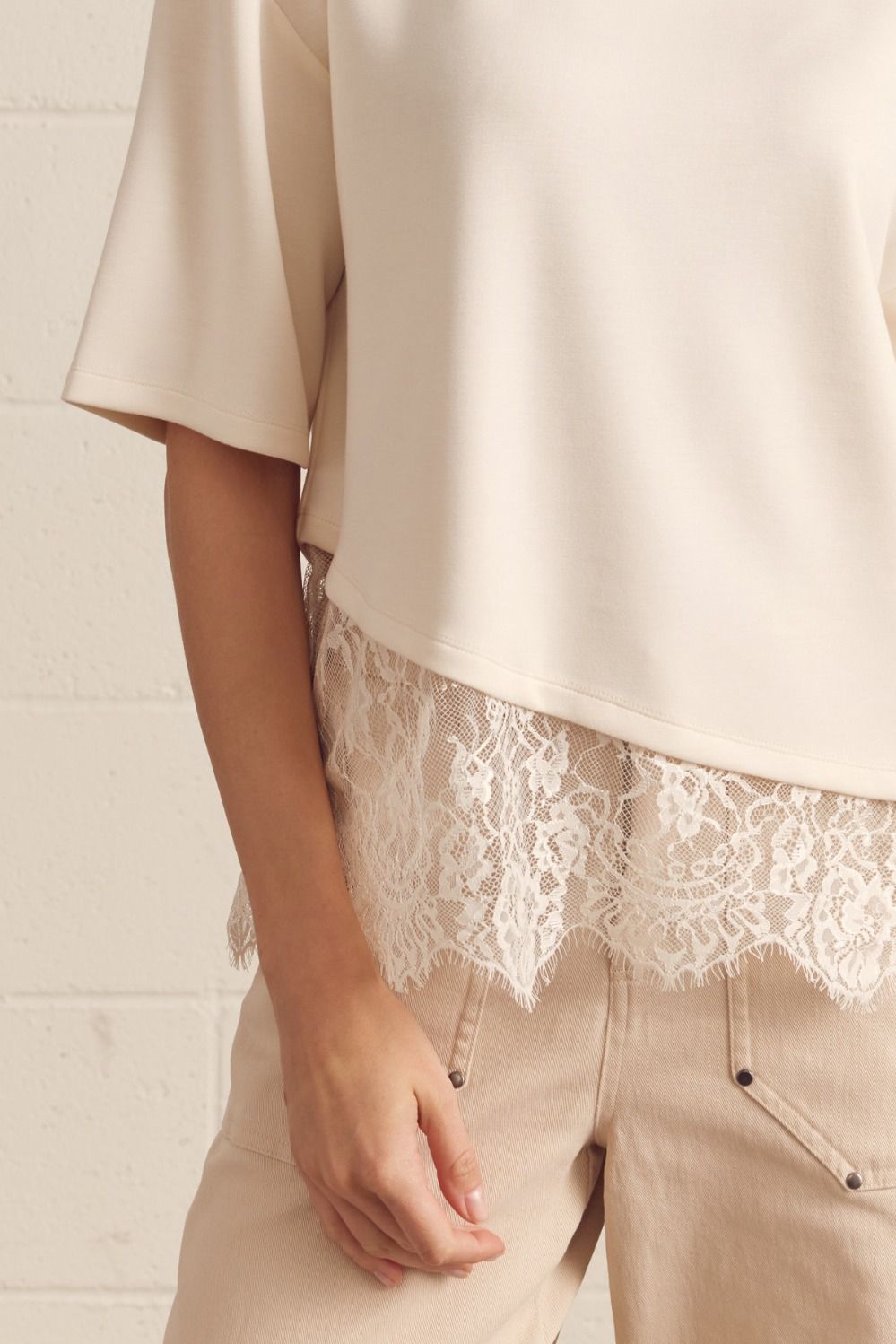 ENTRO INC Women's Top Scallop Lace Hem Top