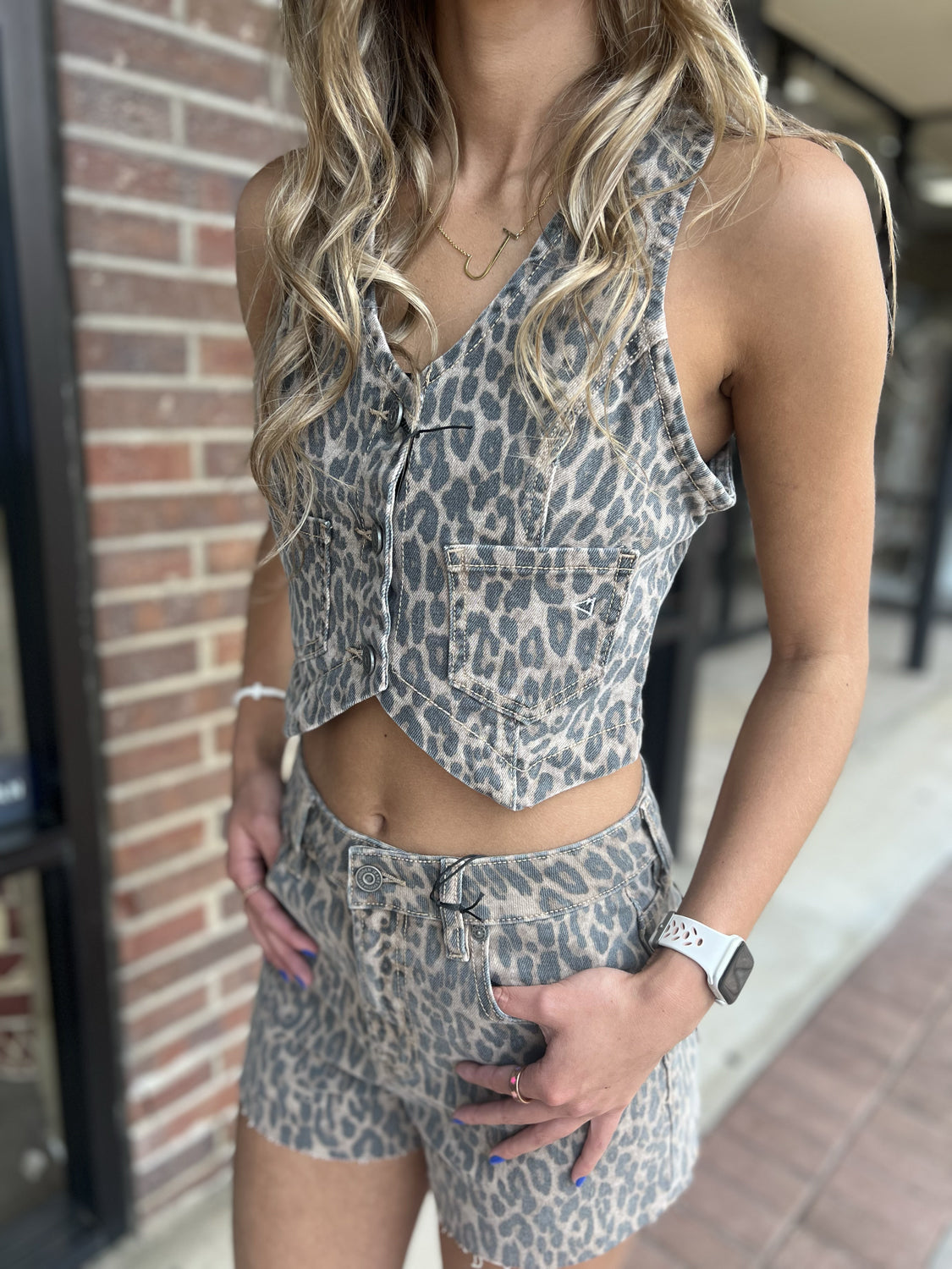HIDDEN JEANS Women's Top Cheetah Print Cropped Fitted Vest || David's Clothing
